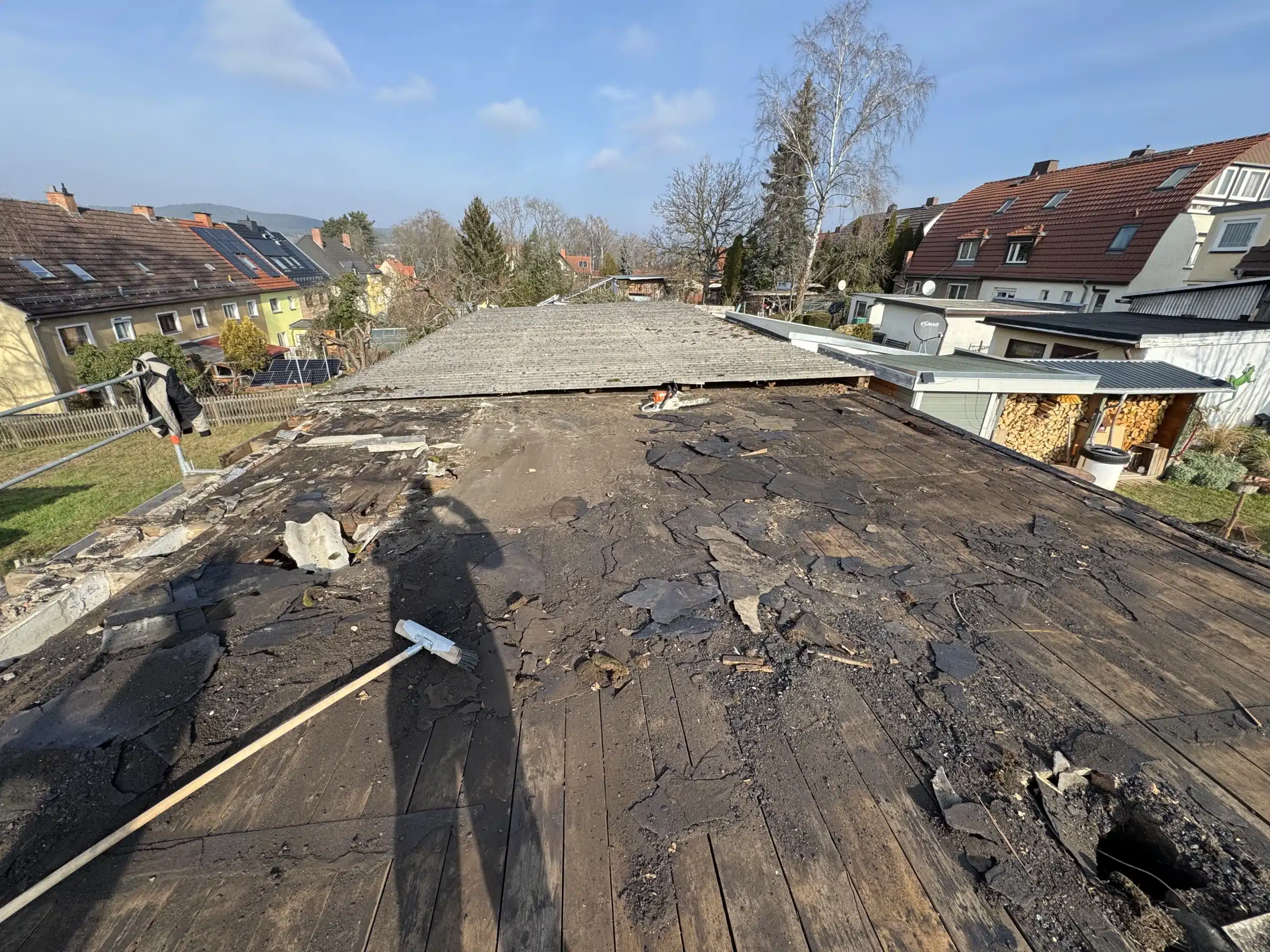 Abriss mera Dienstleistungen ASBEST-Dachentfernung einer Garage durch mera Dienstleistungen aus Pößneck