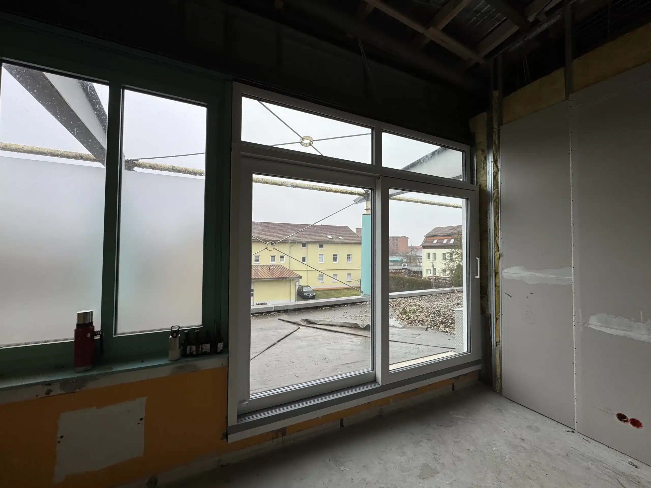 Baureinigung mera Dienstleistungen Pößneck Baustelle mit Fenster vor der Endreinigung durch mera