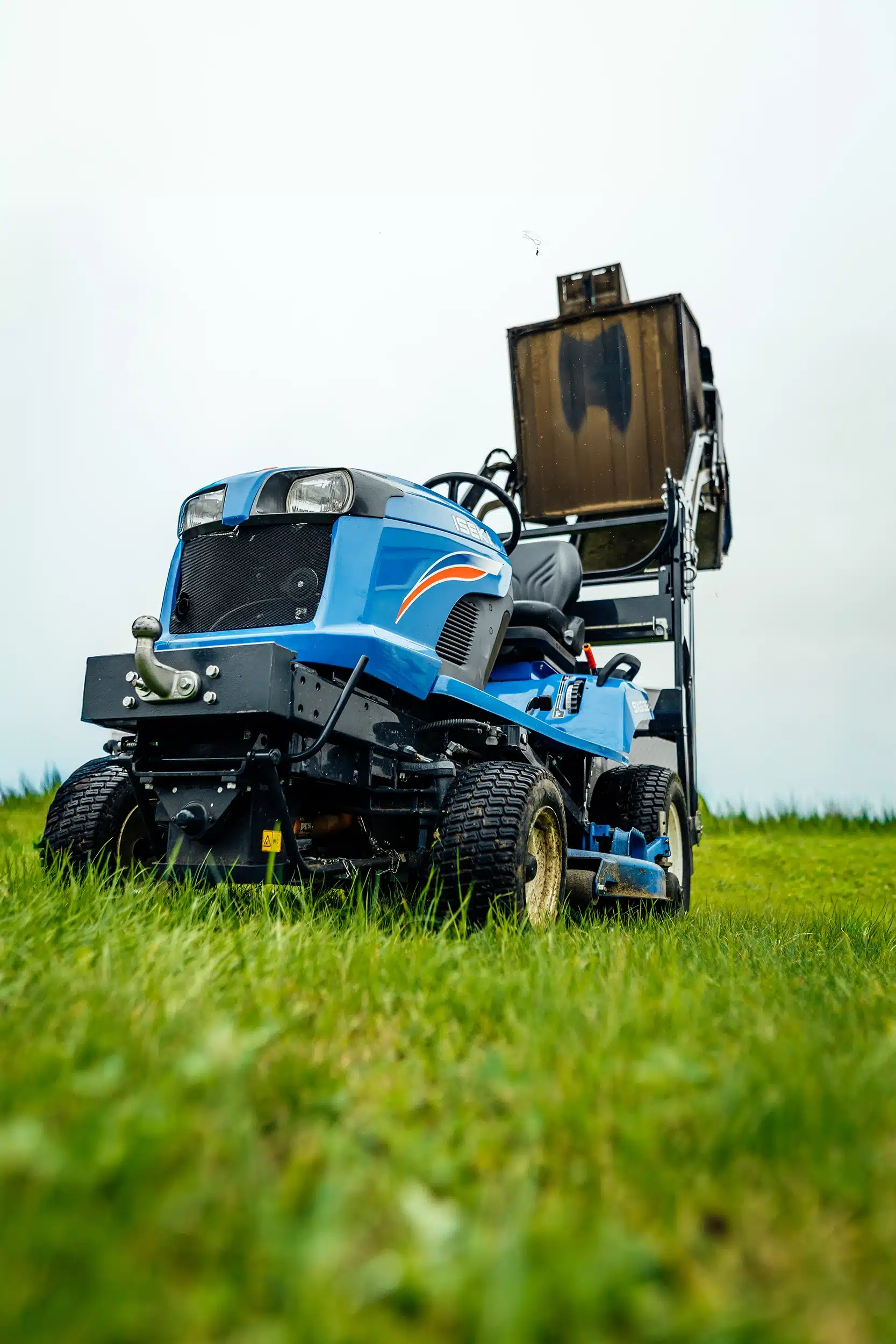 mera Mietpark Pößneck Rasentraktor auf dem Rasen bei mera Dienstleistungen aus Pößneck